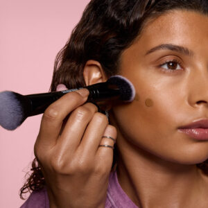 ELF Brocha Dual Bronzer & Contour - Imagen 5